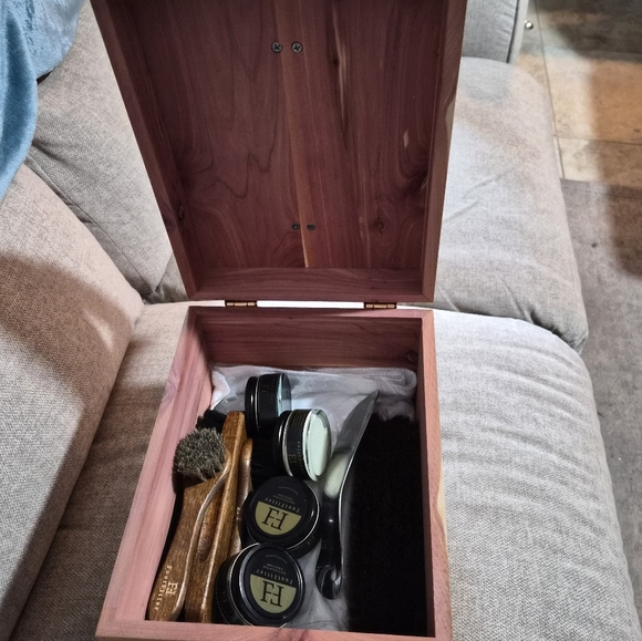 Grand Cedar Shoe Vallet - Picture 6 of 9